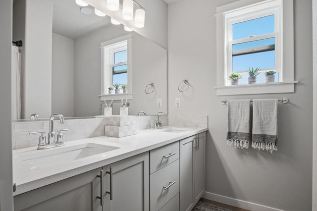 1500 S Moen Ct, Greenacres, WA 99016