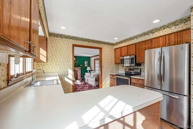 43 Farm Road N, Wading River, NY 11792