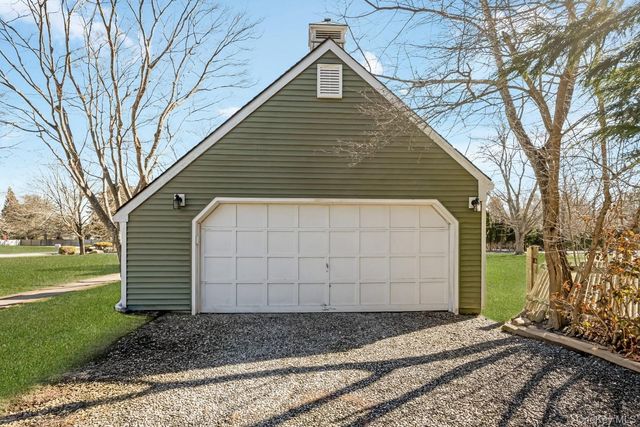 43 Farm Road N, Wading River, NY 11792