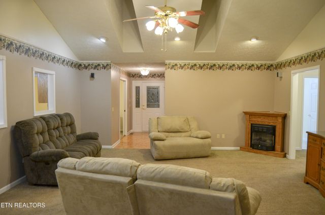 170 Pin Oak Lane, Crossville, TN 38555