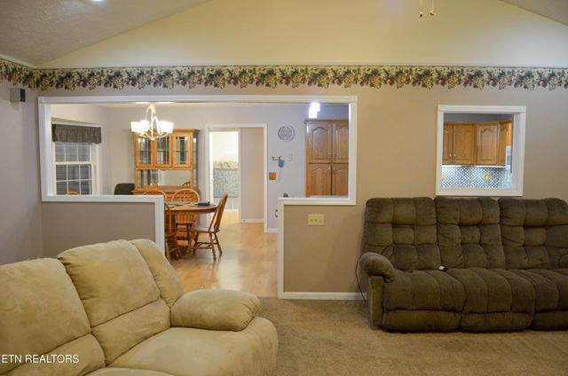 170 Pin Oak Lane, Crossville, TN 38555