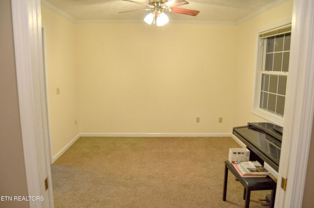 170 Pin Oak Lane, Crossville, TN 38555