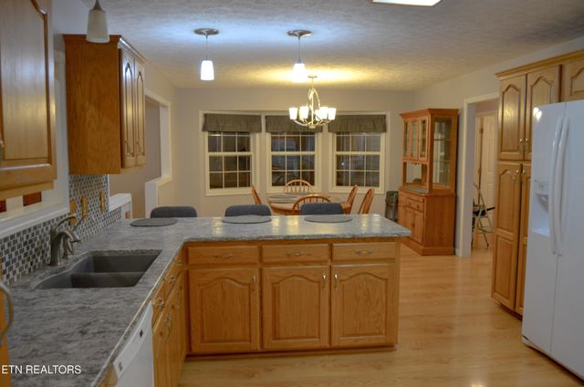 170 Pin Oak Lane, Crossville, TN 38555