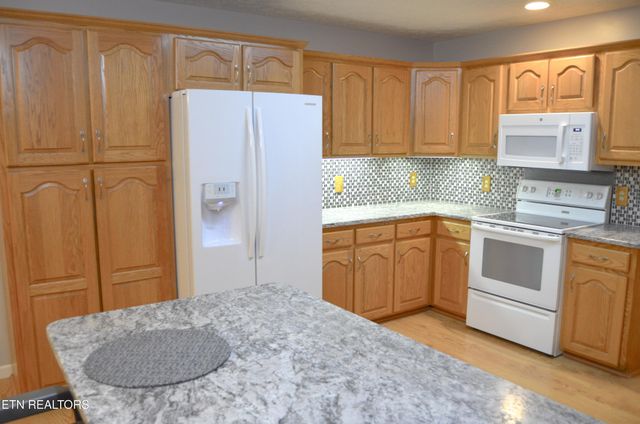 170 Pin Oak Lane, Crossville, TN 38555