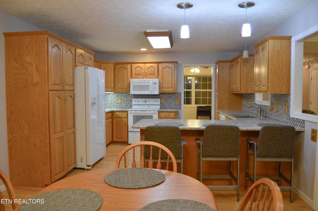 170 Pin Oak Lane, Crossville, TN 38555