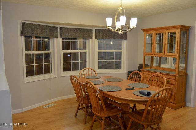 170 Pin Oak Lane, Crossville, TN 38555