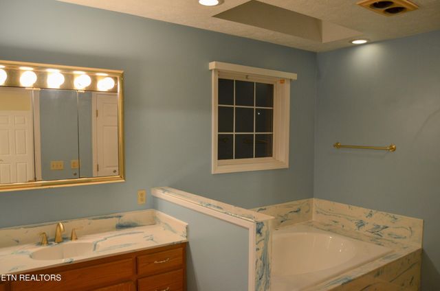 170 Pin Oak Lane, Crossville, TN 38555