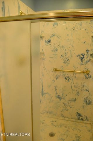 170 Pin Oak Lane, Crossville, TN 38555