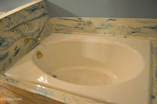 170 Pin Oak Lane, Crossville, TN 38555