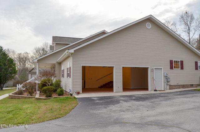 170 Pin Oak Lane, Crossville, TN 38555