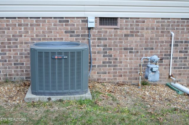 170 Pin Oak Lane, Crossville, TN 38555