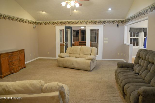 170 Pin Oak Lane, Crossville, TN 38555