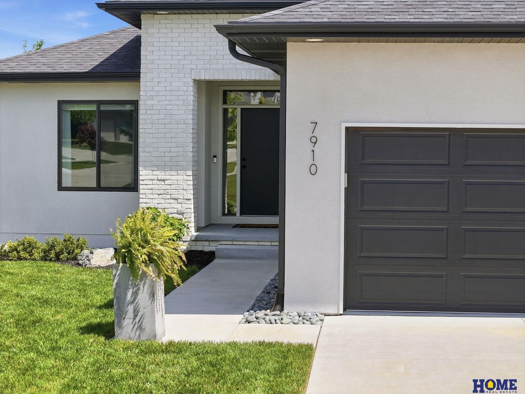 7910 S 66th Street, Lincoln, NE 68516