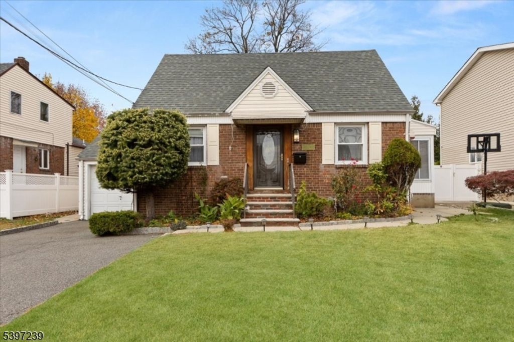 43 Birchwood Dr, Elmwood Park Boro, NJ 07407