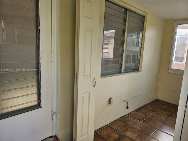 709 NE 4th Ct 6, Hallandale Beach, FL 33009