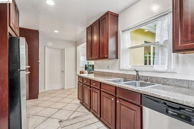4737 Virginia Ave, Oakland, CA 94619