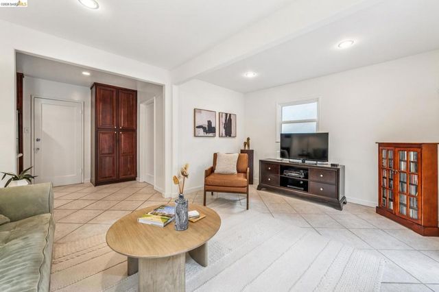 4737 Virginia Ave, Oakland, CA 94619