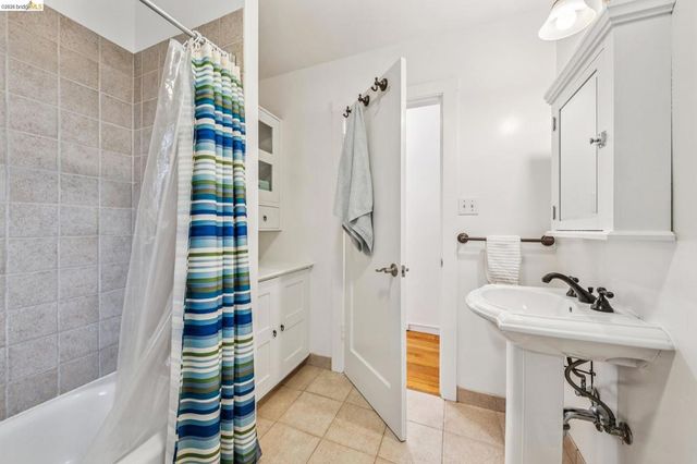 4737 Virginia Ave, Oakland, CA 94619