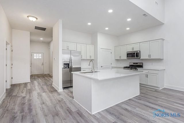 212 EAST BRIDGE Road, Northwood, OH 43619