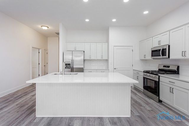 212 EAST BRIDGE Road, Northwood, OH 43619