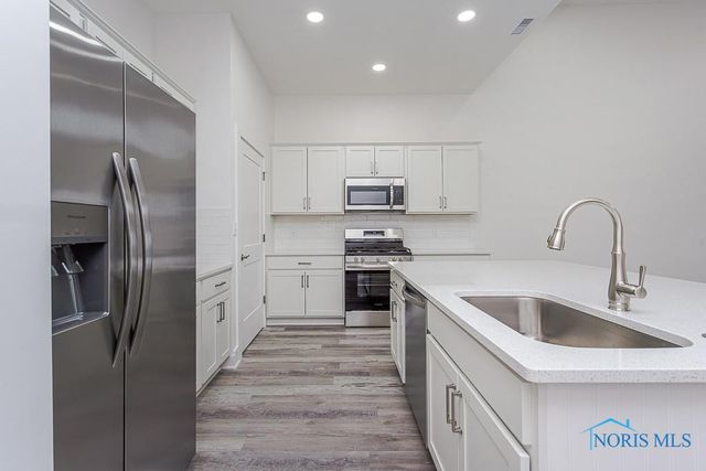 212 EAST BRIDGE Road, Northwood, OH 43619