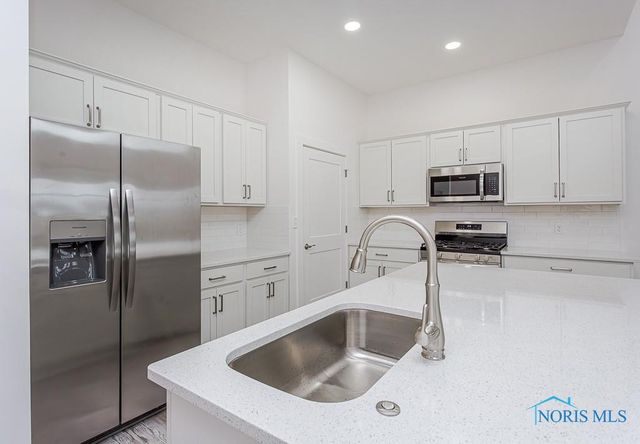 212 EAST BRIDGE Road, Northwood, OH 43619