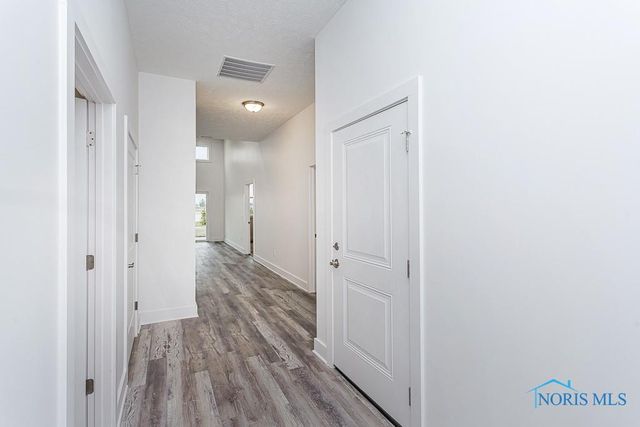 212 EAST BRIDGE Road, Northwood, OH 43619