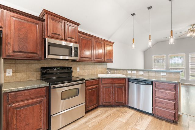 1002 Hidden Oaks Drive, Burleson, TX 76028