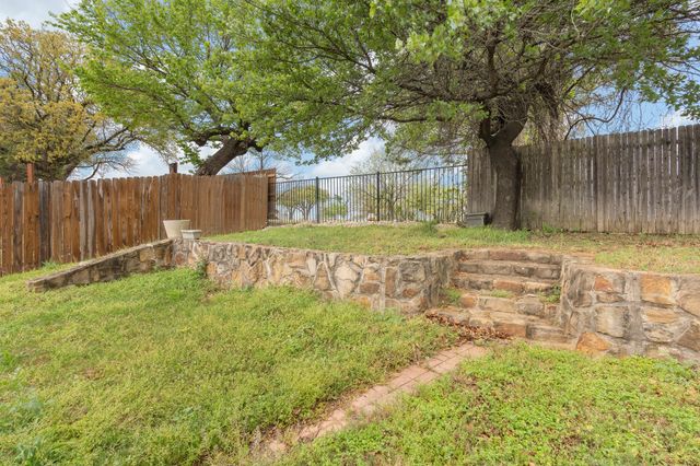 1002 Hidden Oaks Drive, Burleson, TX 76028