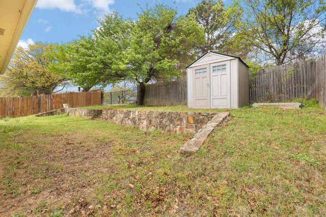1002 Hidden Oaks Drive, Burleson, TX 76028