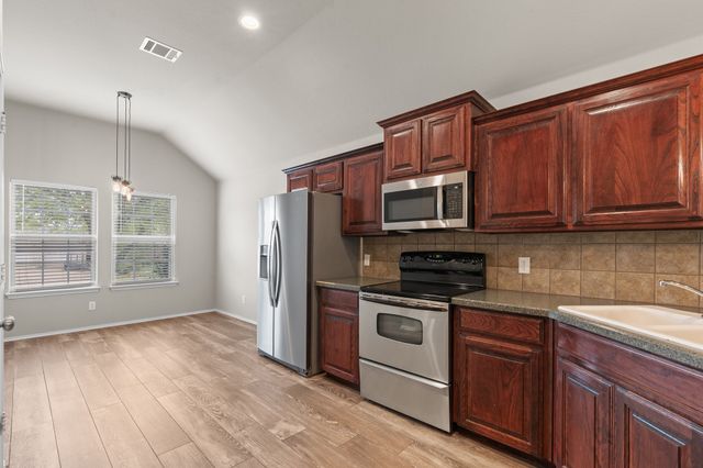 1002 Hidden Oaks Drive, Burleson, TX 76028