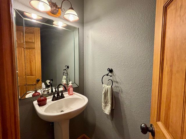 5318 Blackjack School Road, Crane, MO 65633