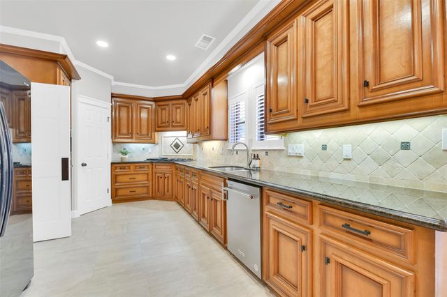 202 Victoria Way, Friendswood, TX 77546