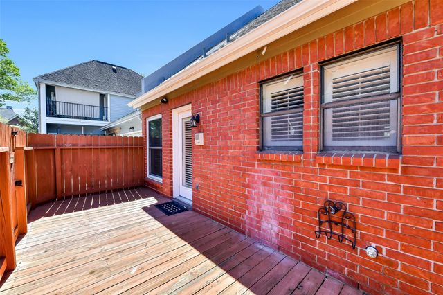 202 Victoria Way, Friendswood, TX 77546