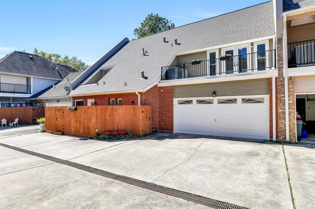 202 Victoria Way, Friendswood, TX 77546