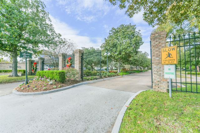 202 Victoria Way, Friendswood, TX 77546