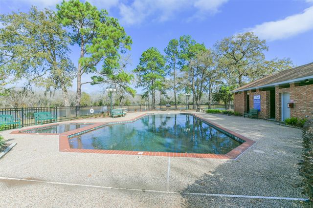 202 Victoria Way, Friendswood, TX 77546