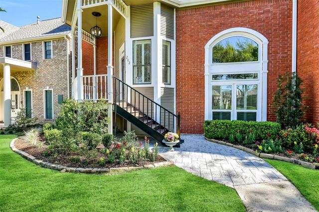 202 Victoria Way, Friendswood, TX 77546