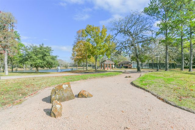 202 Victoria Way, Friendswood, TX 77546