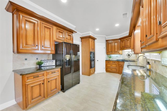 202 Victoria Way, Friendswood, TX 77546