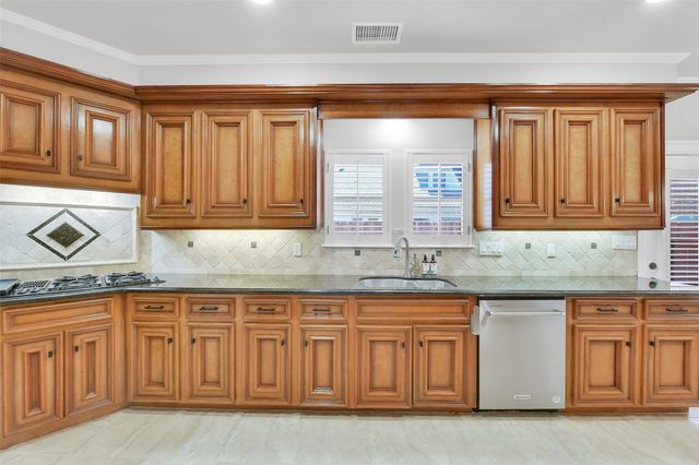 202 Victoria Way, Friendswood, TX 77546