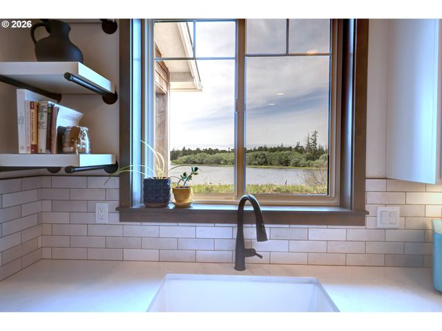 33032 PACIFIC BELLEVUE Ln, Warrenton, OR 97146