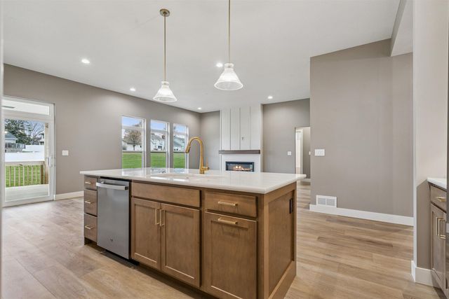 128 Goldcrest Court, Waterloo, IA 50701