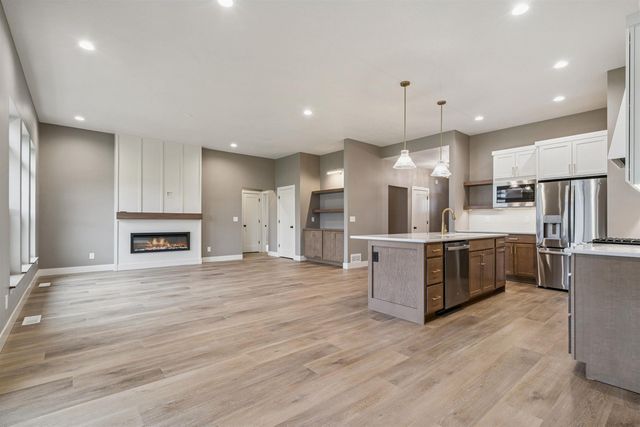 128 Goldcrest Court, Waterloo, IA 50701