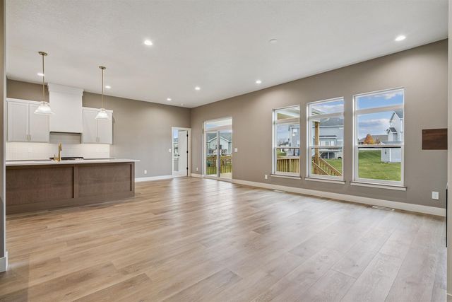 128 Goldcrest Court, Waterloo, IA 50701