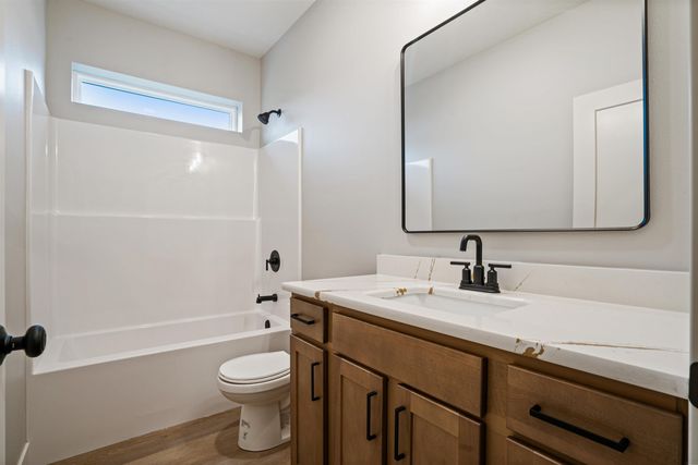 128 Goldcrest Court, Waterloo, IA 50701