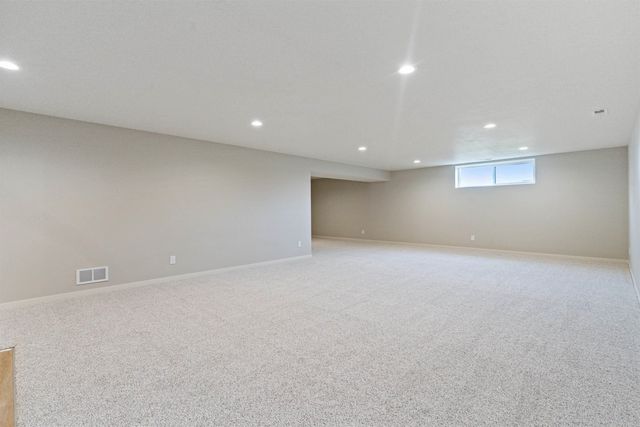 128 Goldcrest Court, Waterloo, IA 50701