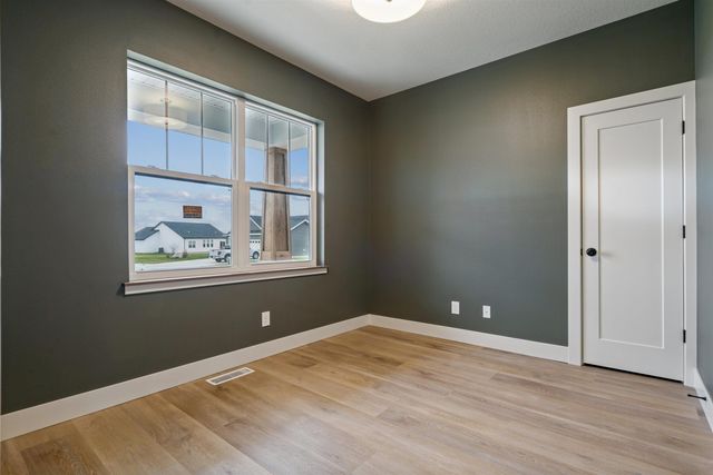 128 Goldcrest Court, Waterloo, IA 50701