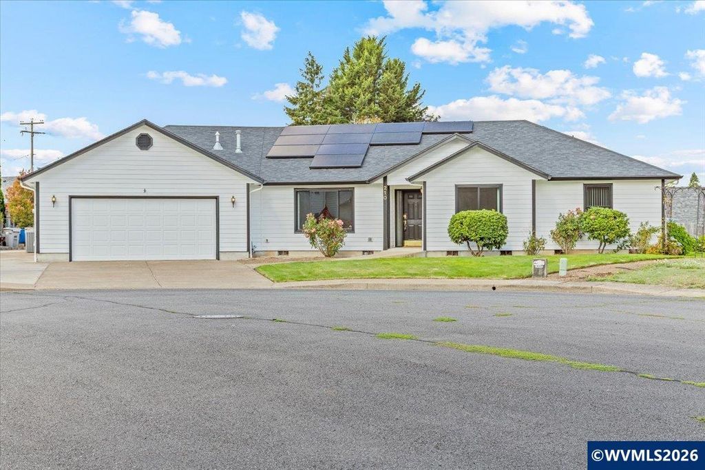 Image 1 of property listing at 210 SE Ironwood Av, Dallas, OR 97338