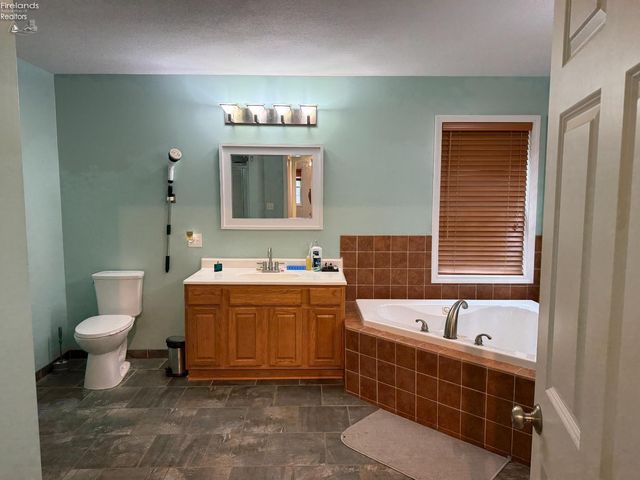 1485 Autumnwoods Drive, Fremont, OH 43420